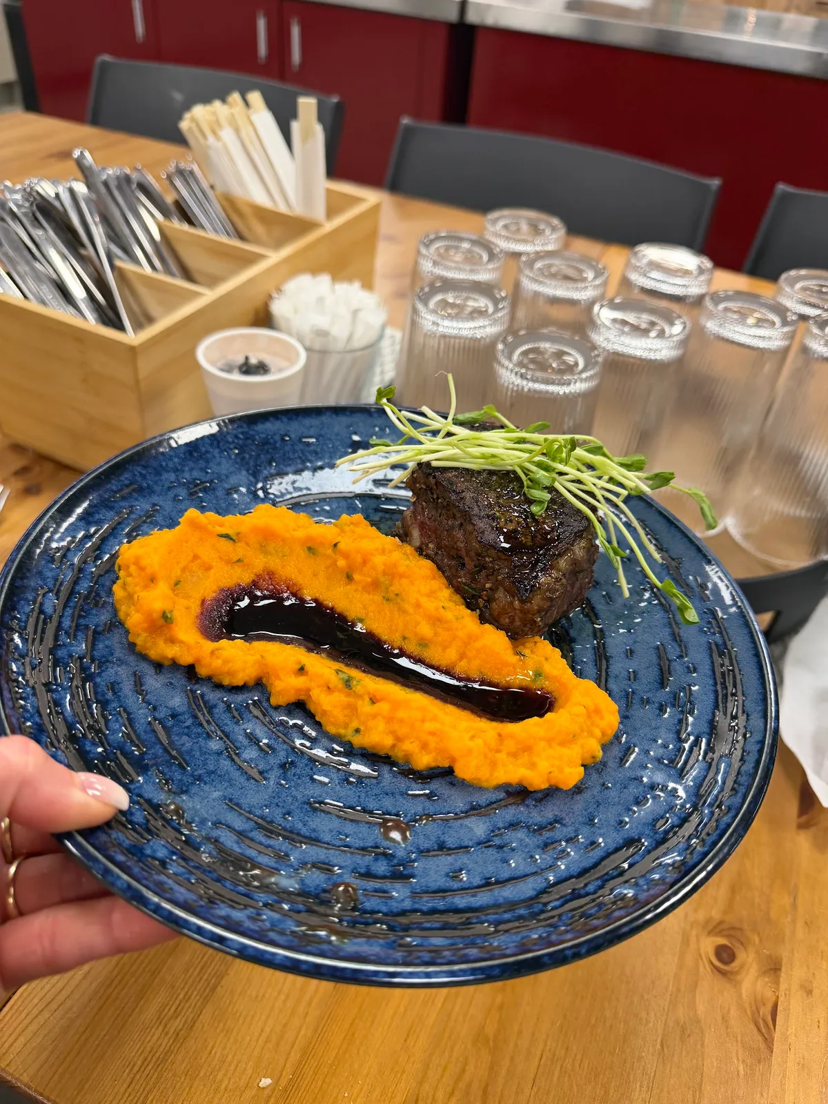 Perfektní steak s batátovým pyré a bylinkami.