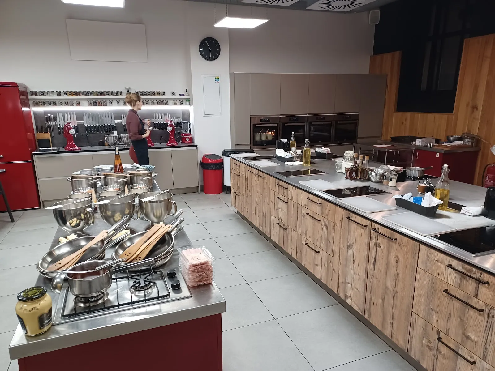 Prostorné moderní studio s vybavením pro vaření.