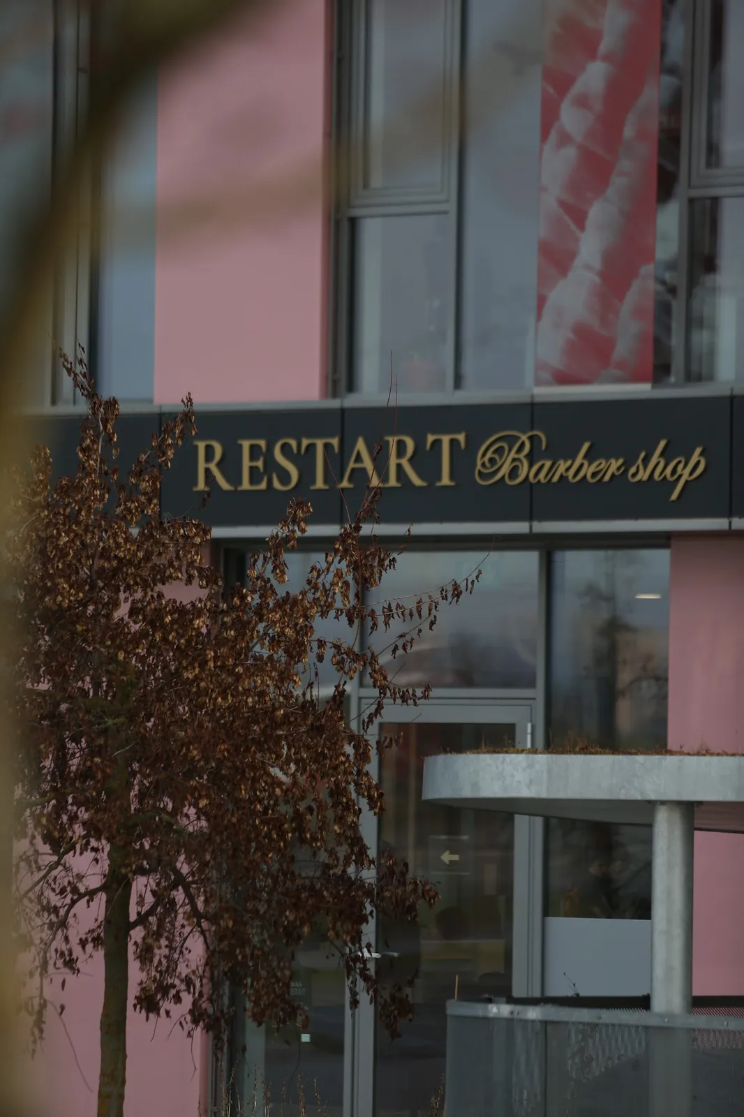 Vnější pohled na salon Restart s nápisem