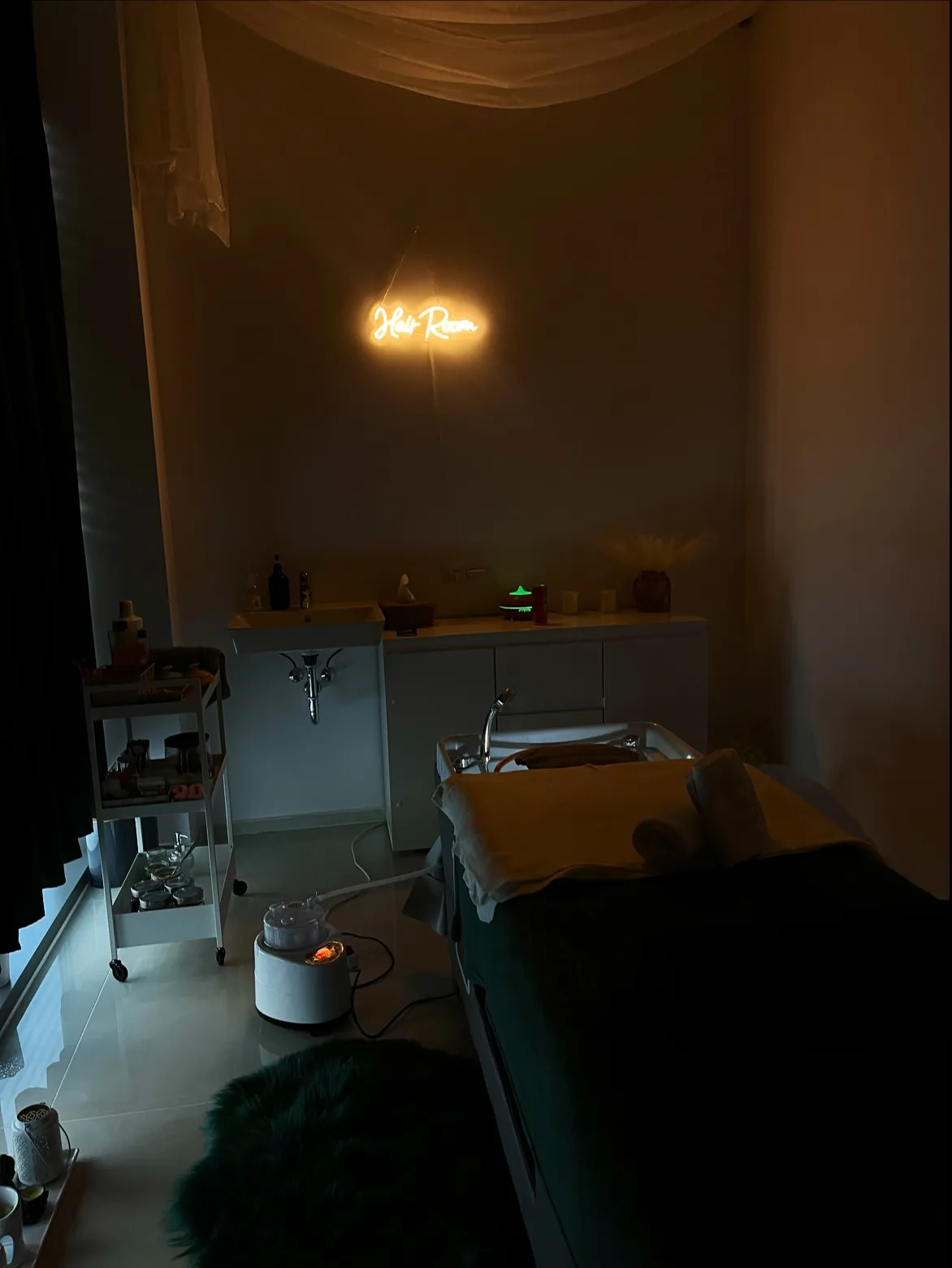 Klidná místnost pro péči s neonovým nápisem.
