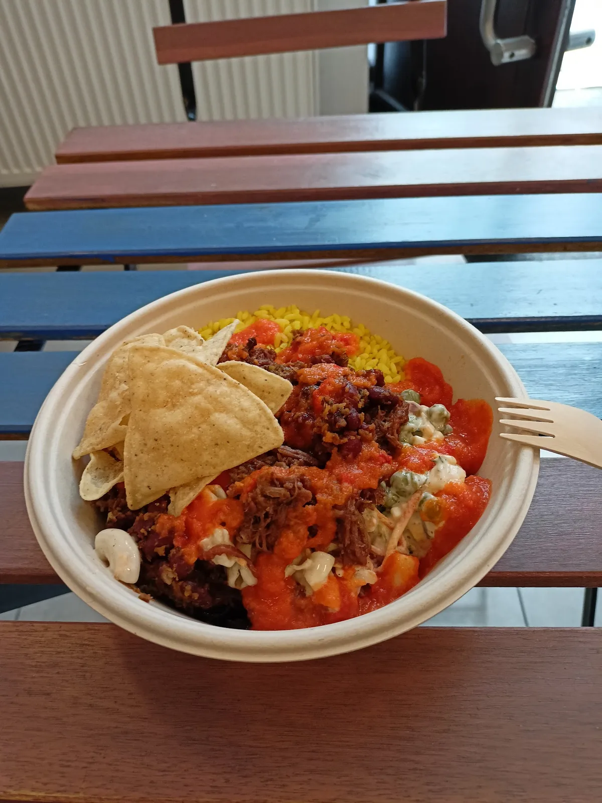Mexická miska s trhaným masem, salsou a křupavými nachos