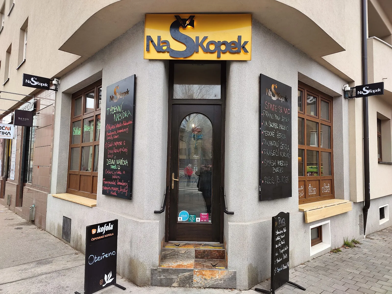 Rohový vchod do restaurace Na Škopek.