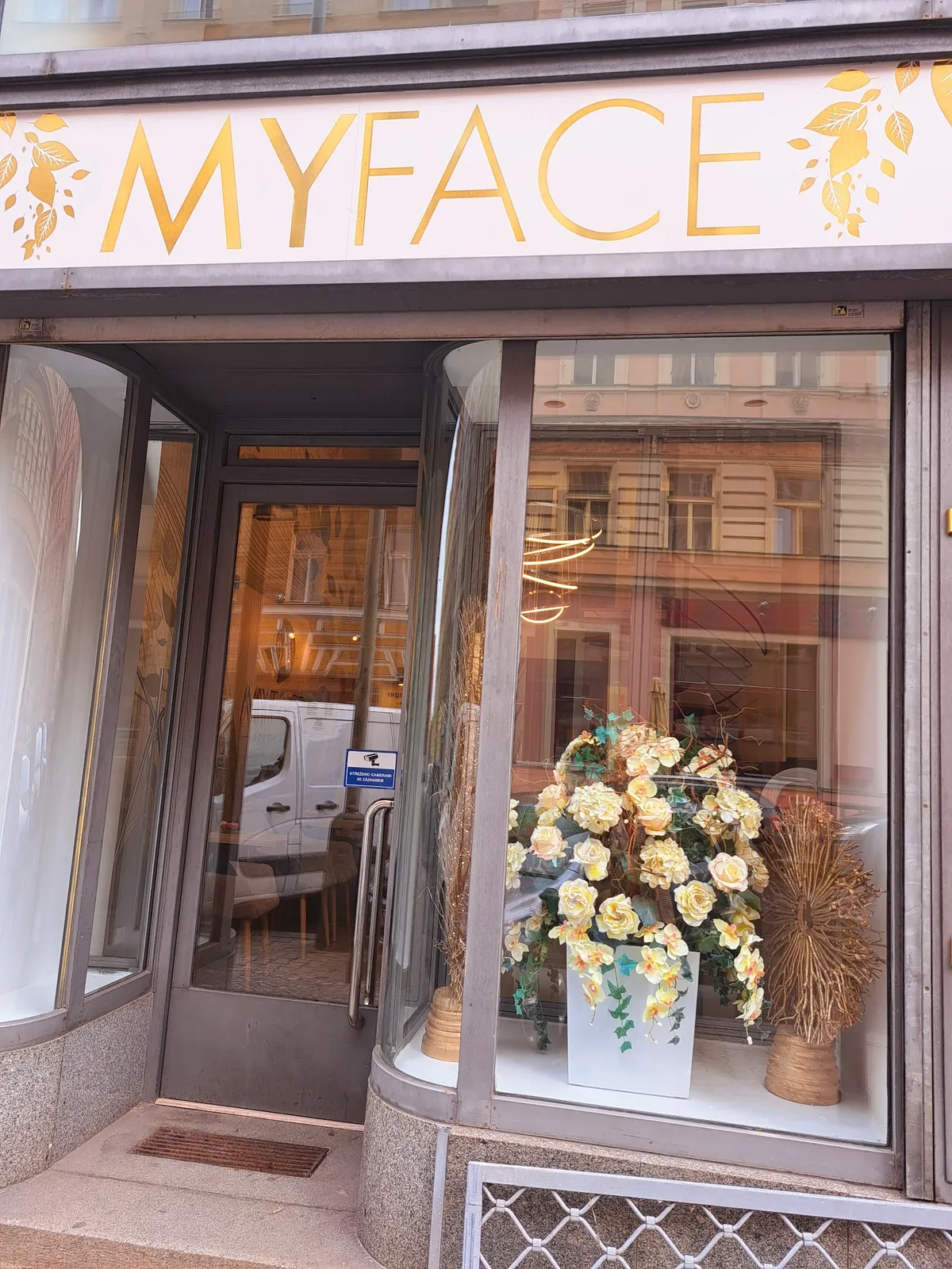 Vstup do elegantního salonu MYFACE Cosmetics s květinami