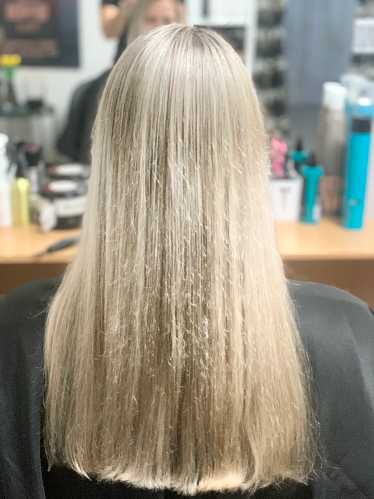 Dlouhé blond vlasy před proměnou v salonu.