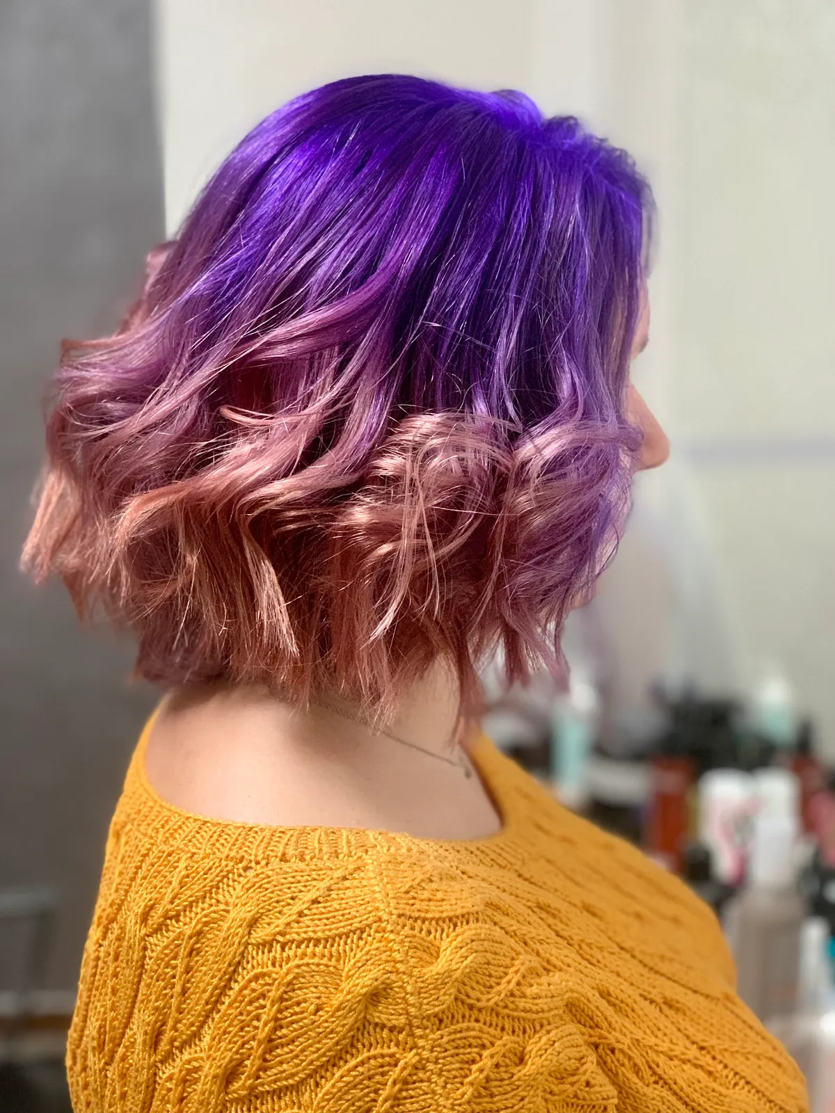 Zářivý fialovo-růžový ombré bob s elegantními vlnami.