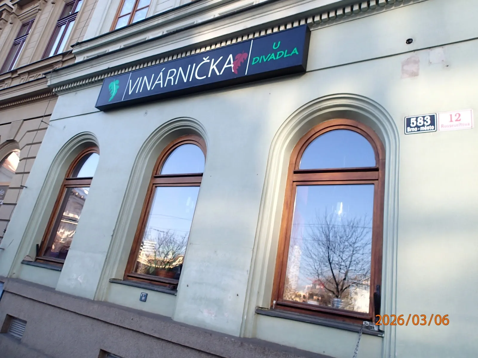 Přední fasáda Vinárničky u Divadla s obloukovými okny