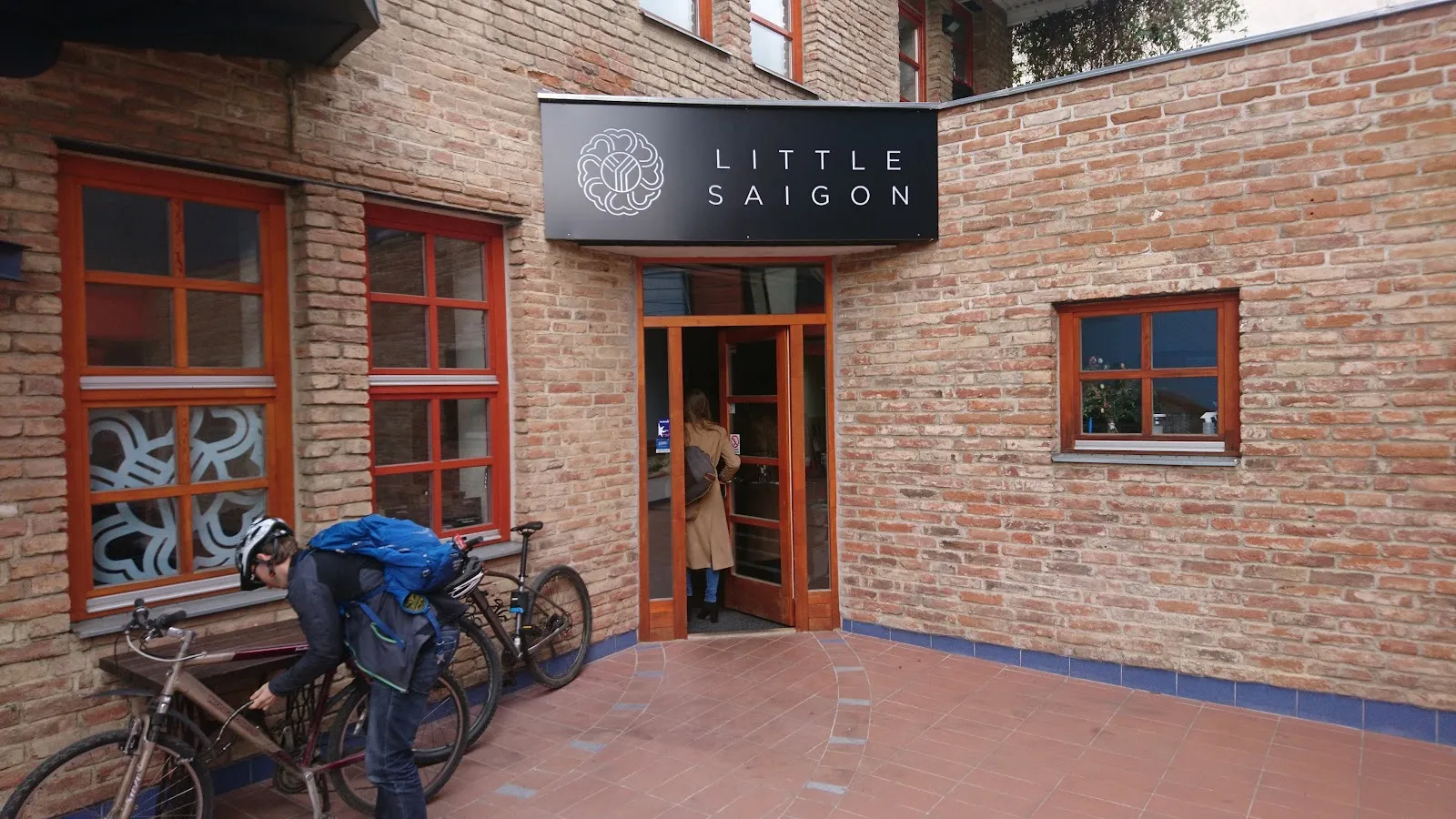 Vchod do vietnamské restaurace Little Saigon Brno.