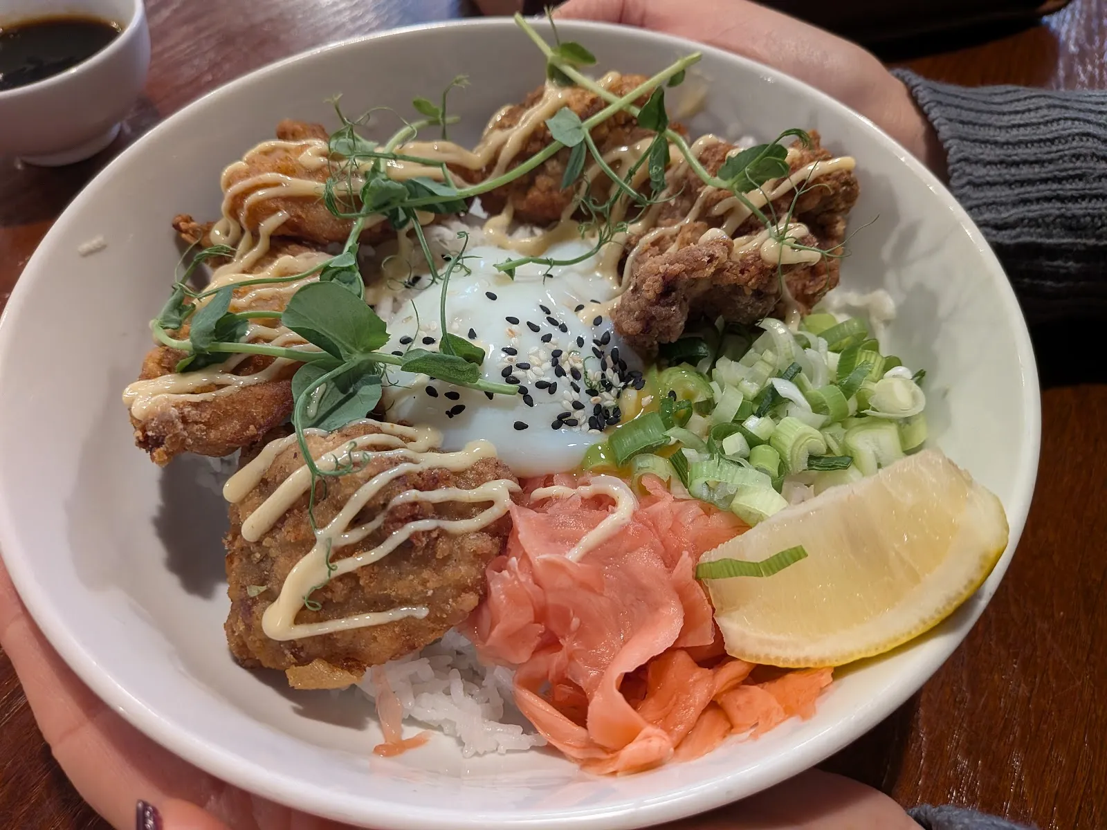Miska karaage kuřete s vejcem, zázvorem a citronem.