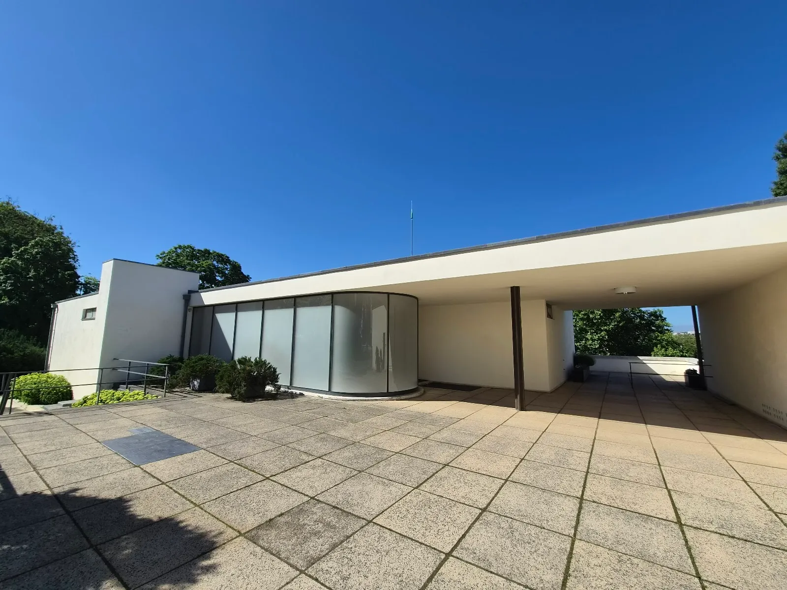 Elegantní průčelí Vily Tugendhat s prosklenou stěnou