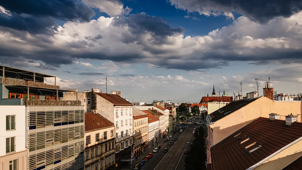 Panoramatický výhled na město s dramatickou oblohou.