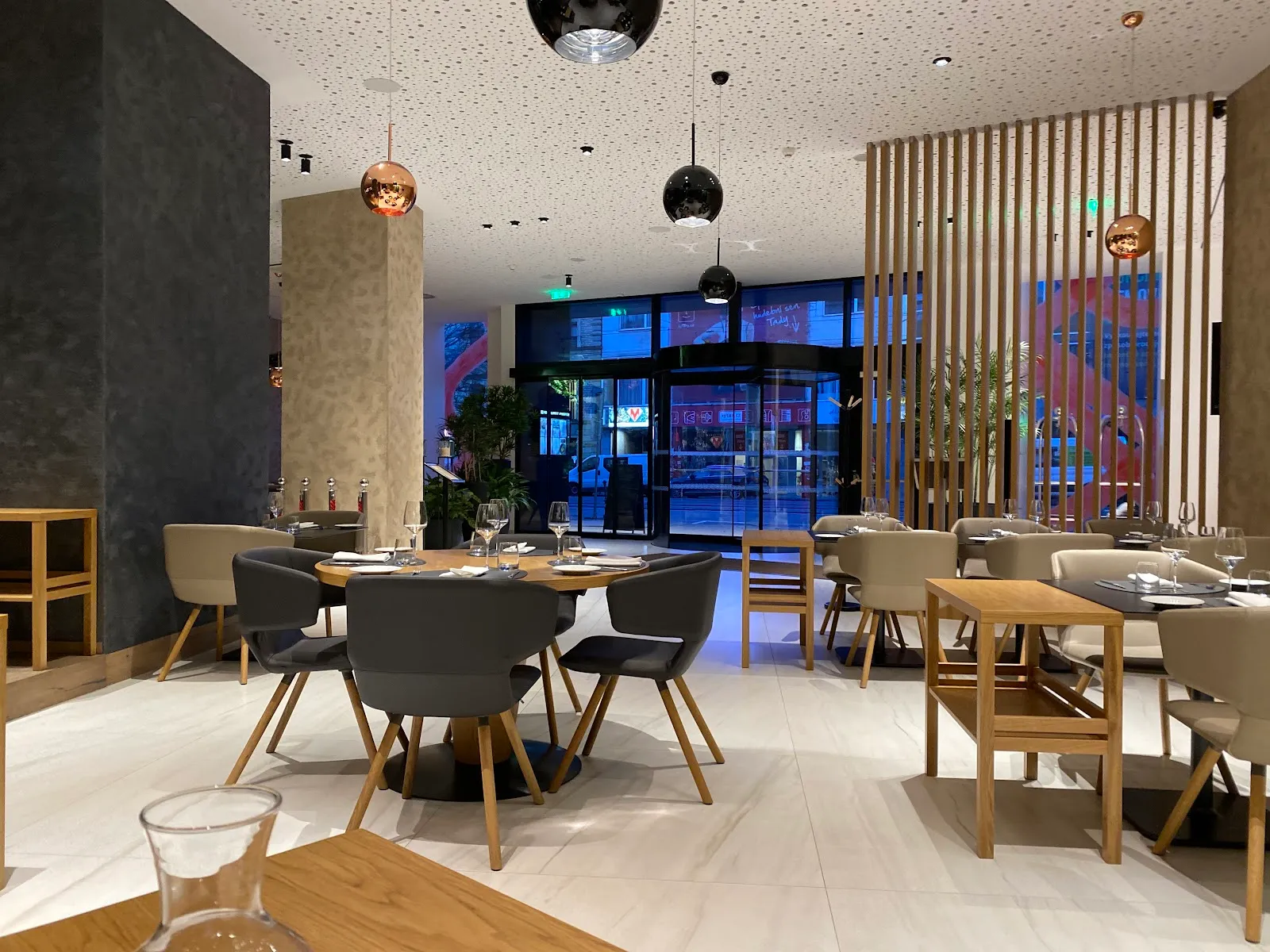 Příjemné posezení v naší stylové restauraci Passage.