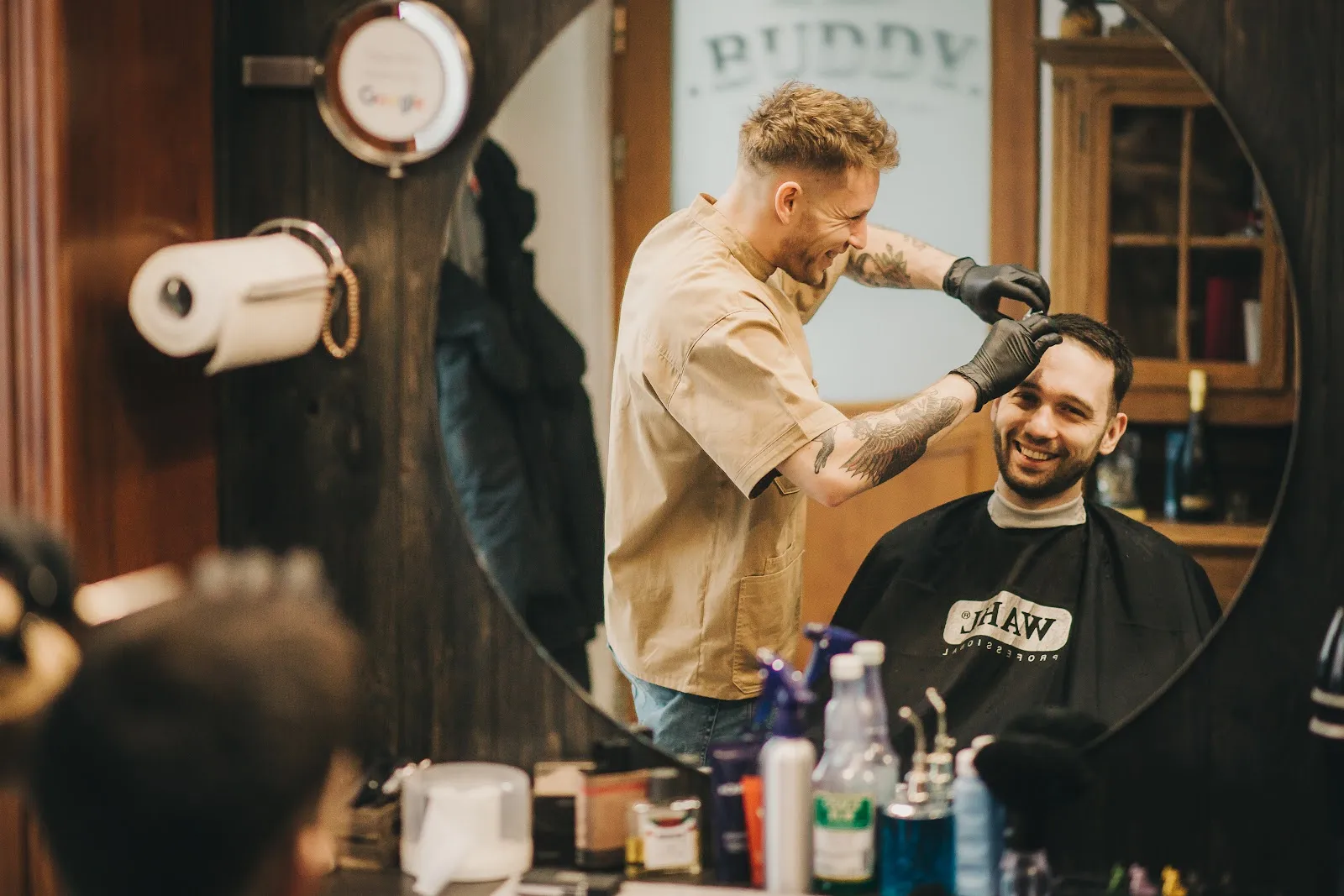 Profesionální holič stříhá vlasy v BUDDY barbershopu