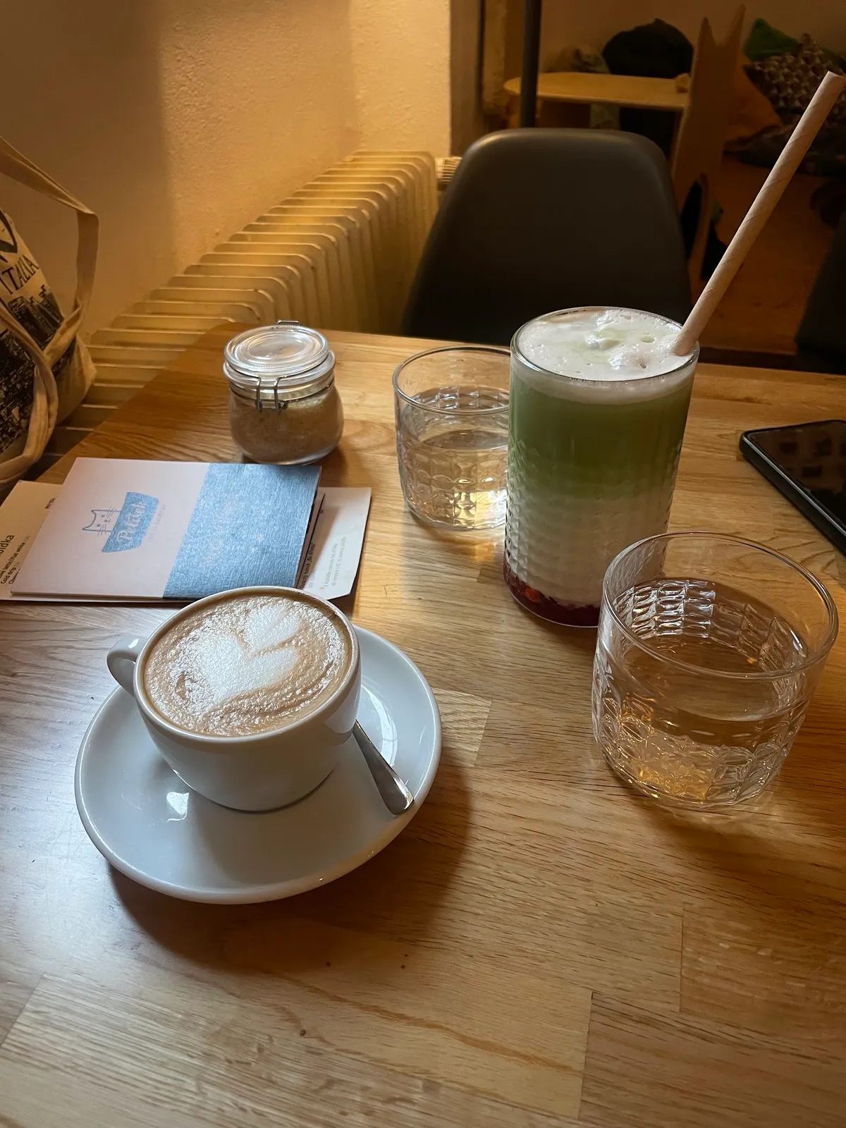 Lahodné latte art a osvěžující mátový drink.