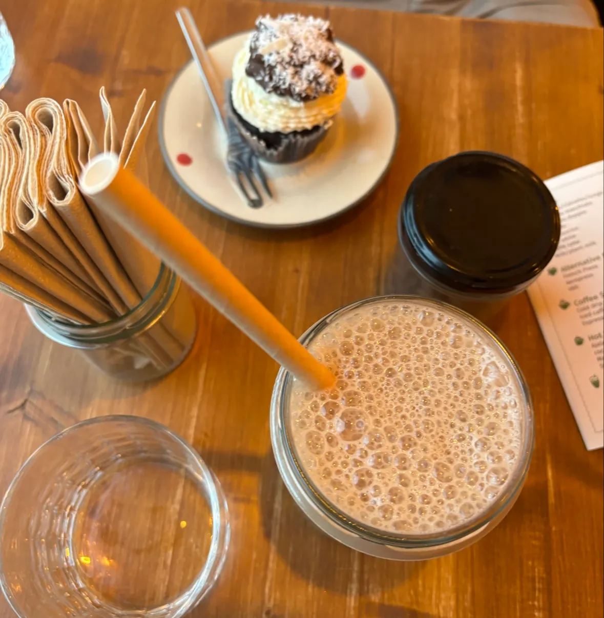 Sladký cupcake s polevou a osvěžující nápoj.