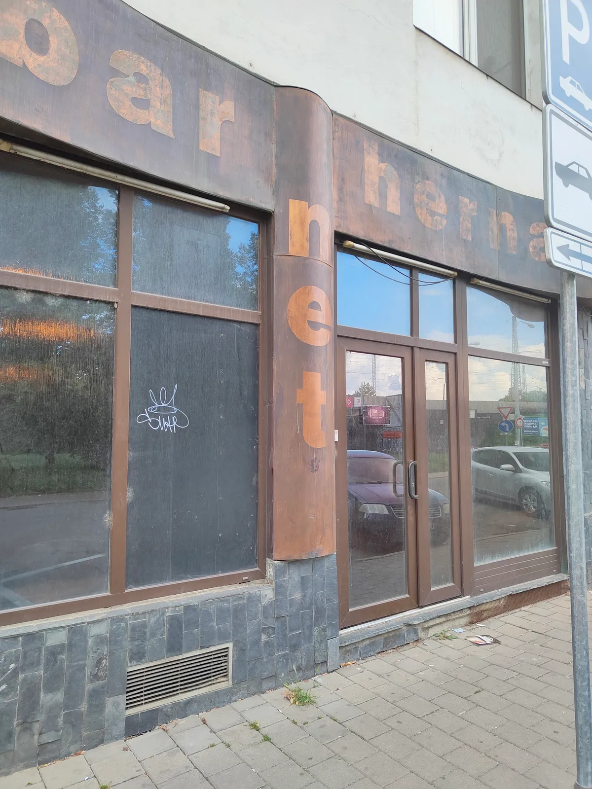 Vnější pohled na vchod Steampunk Laboratory Brno