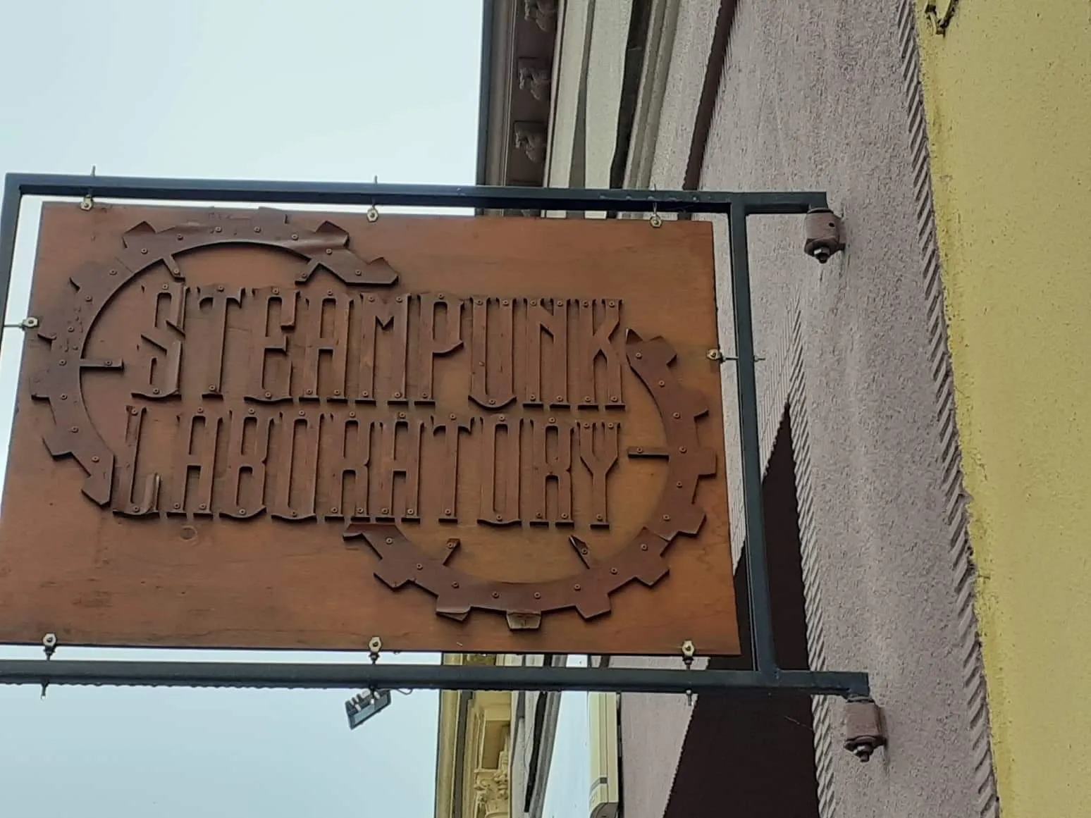 Venkovní cedule "Steampunk Laboratory" s ozubenými koly