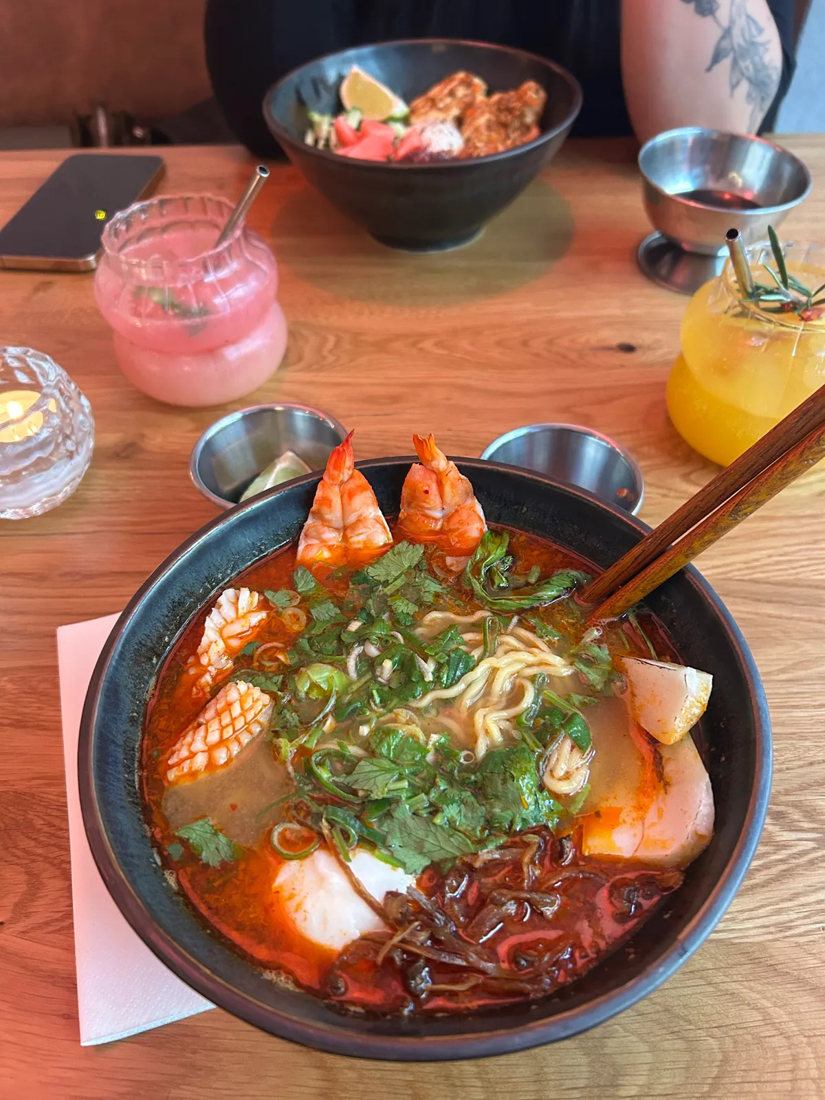 Vydatná mísa ramen s krevetami a čerstvými bylinkami.