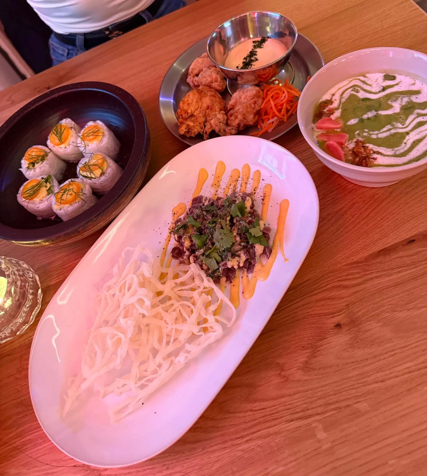 Bohatá hostina asijských pokrmů, sushi, kuře, polévka