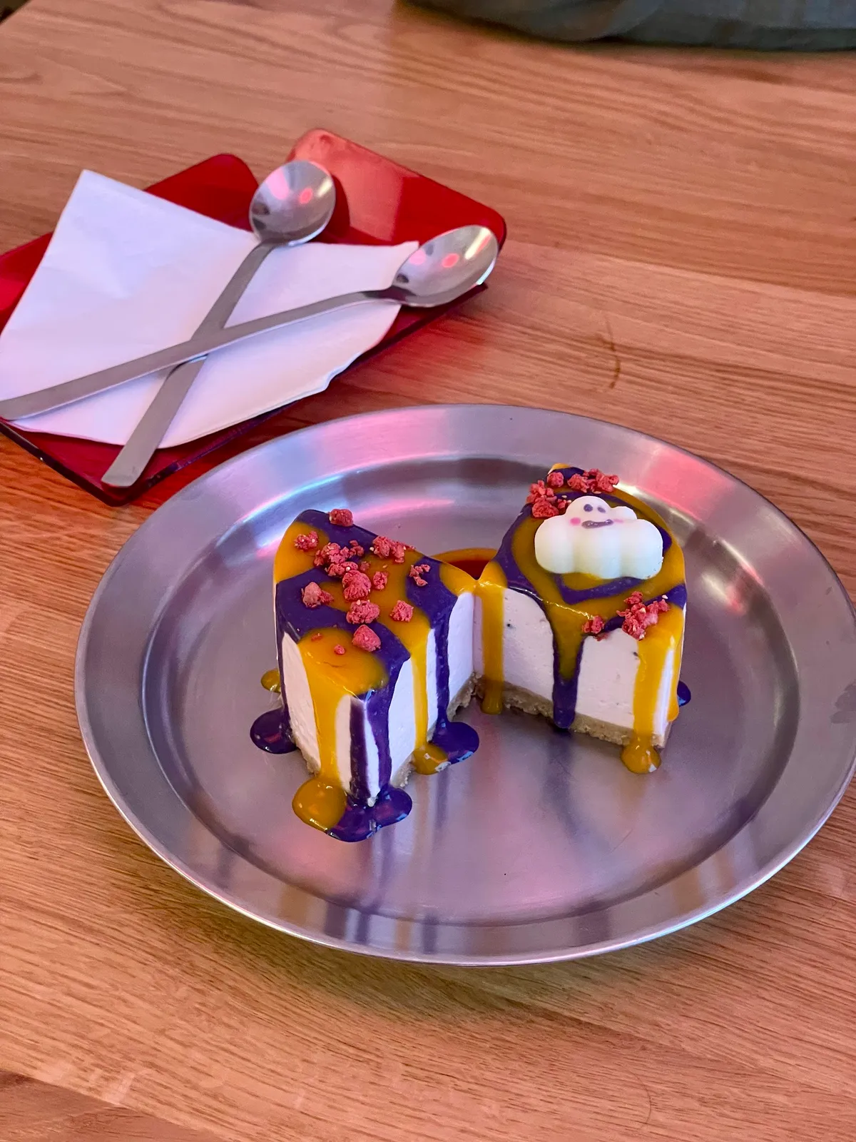 Krásné cheesecake dezerty s fialovou a žlutou polevou