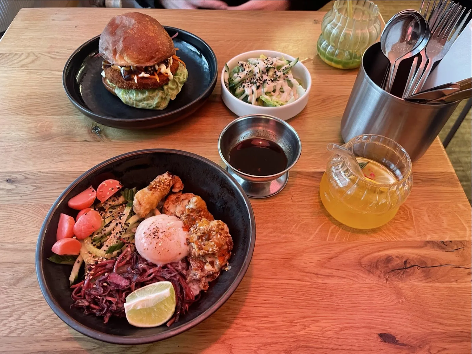 Lahodný burger, barevný poke bowl a osvěžující čaj.