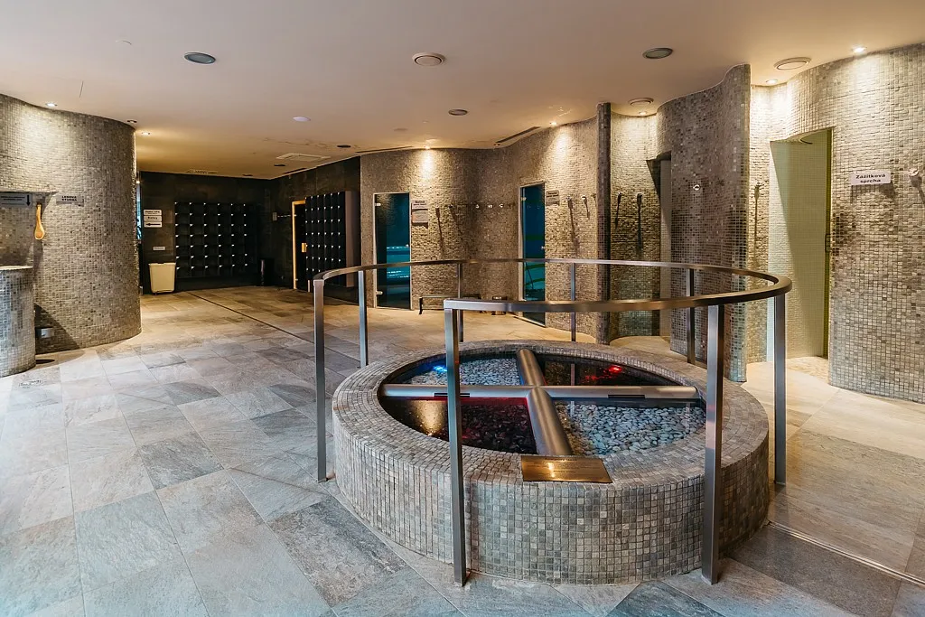 Moderní wellness centrum s kamennými obklady a relaxačním bazénkem
