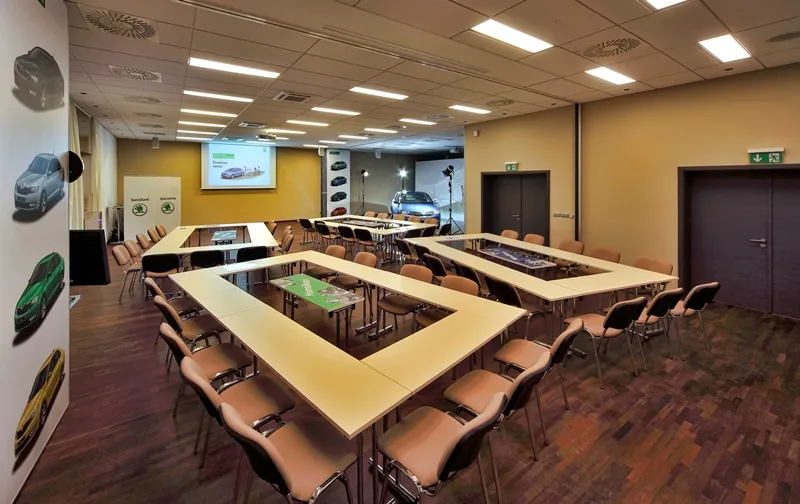 Prostorná konferenční místnost připravená na firemní školení
