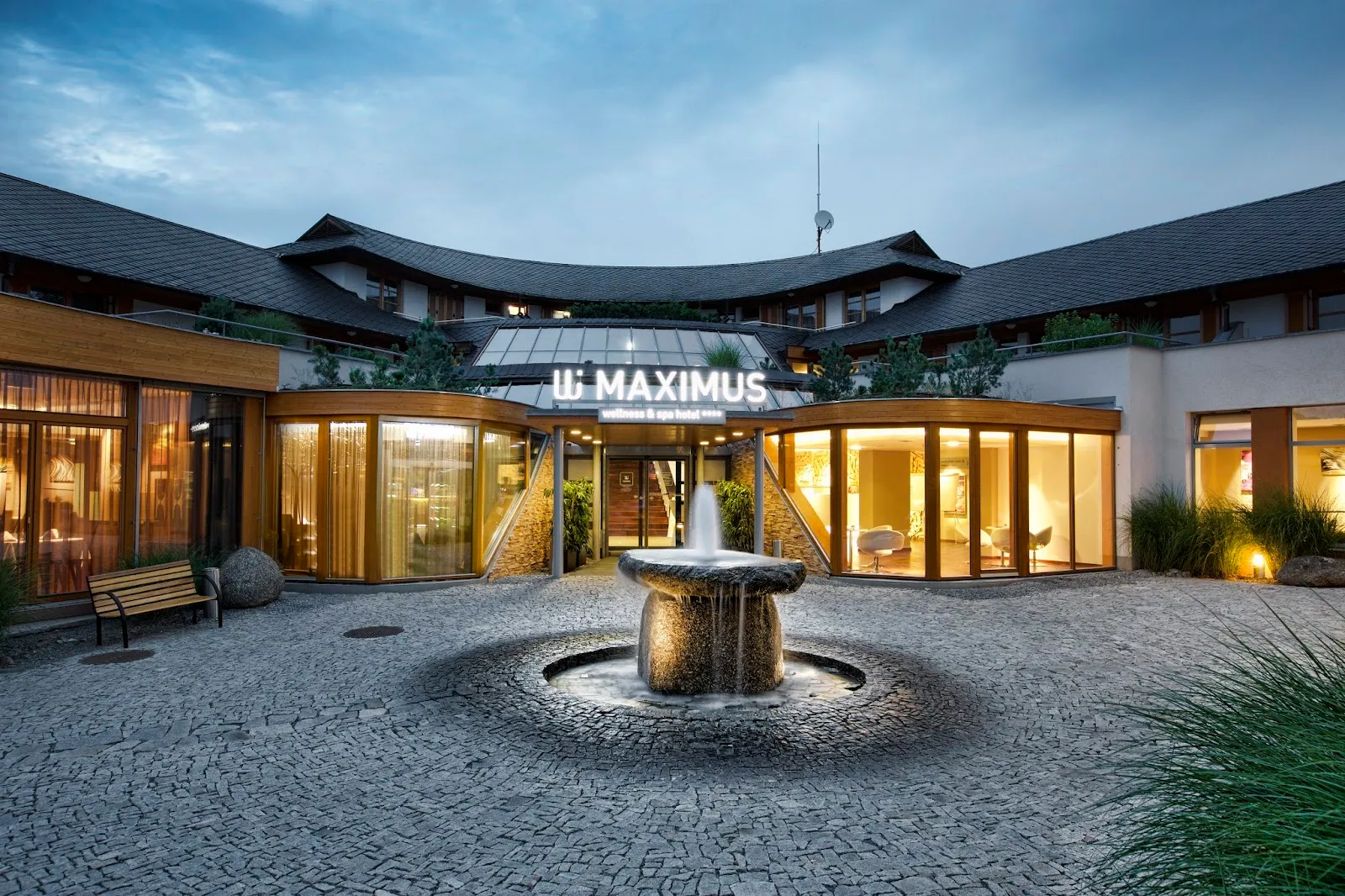 Večerní pohled na elegantní hotel Maximus Resort