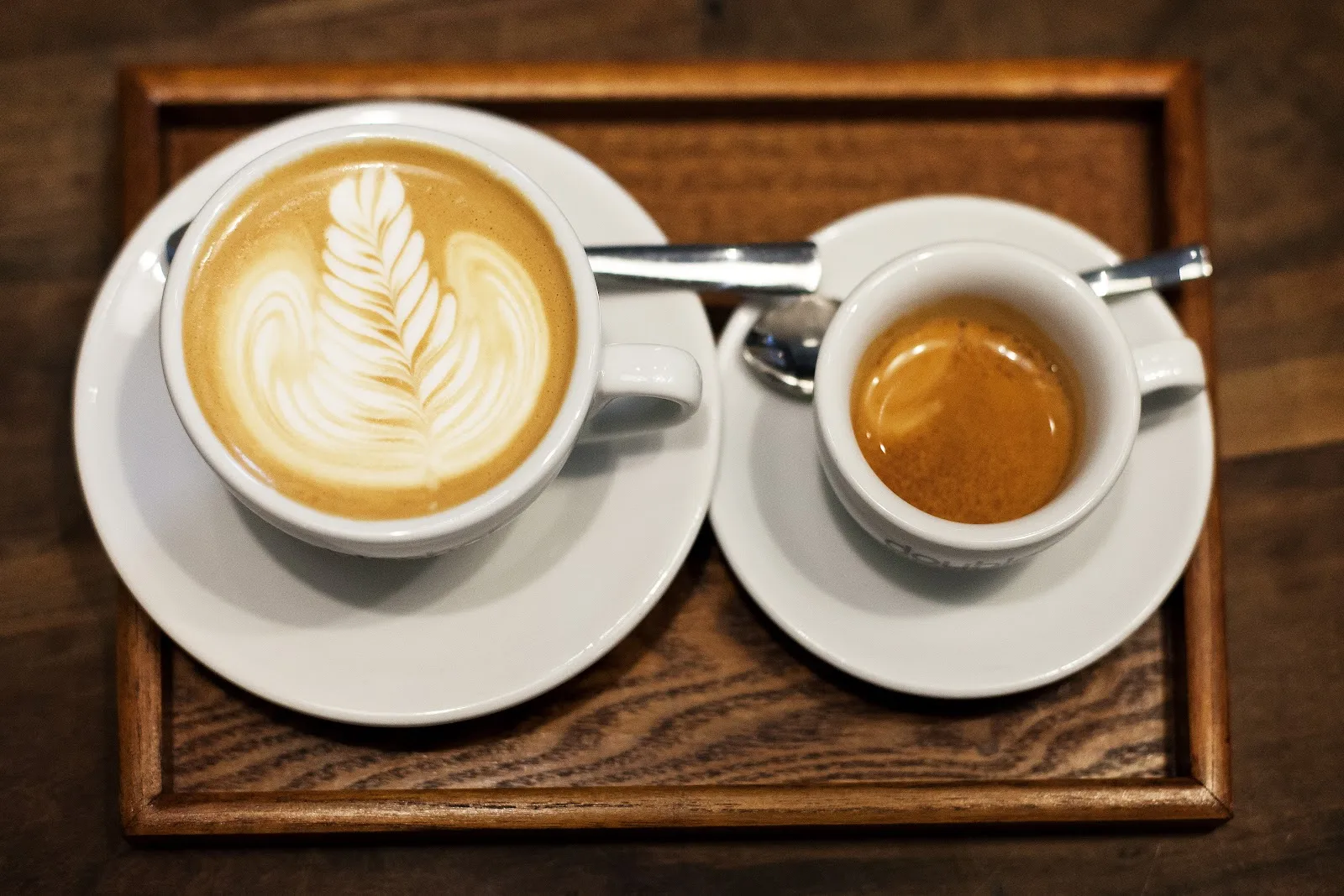 Vynikající cappuccino s latté art a silné espresso.