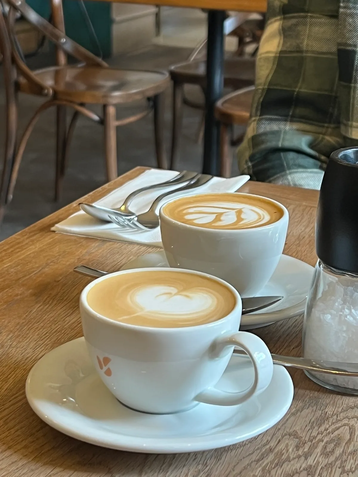 Dvě šálky kávy s dokonalým latte art.