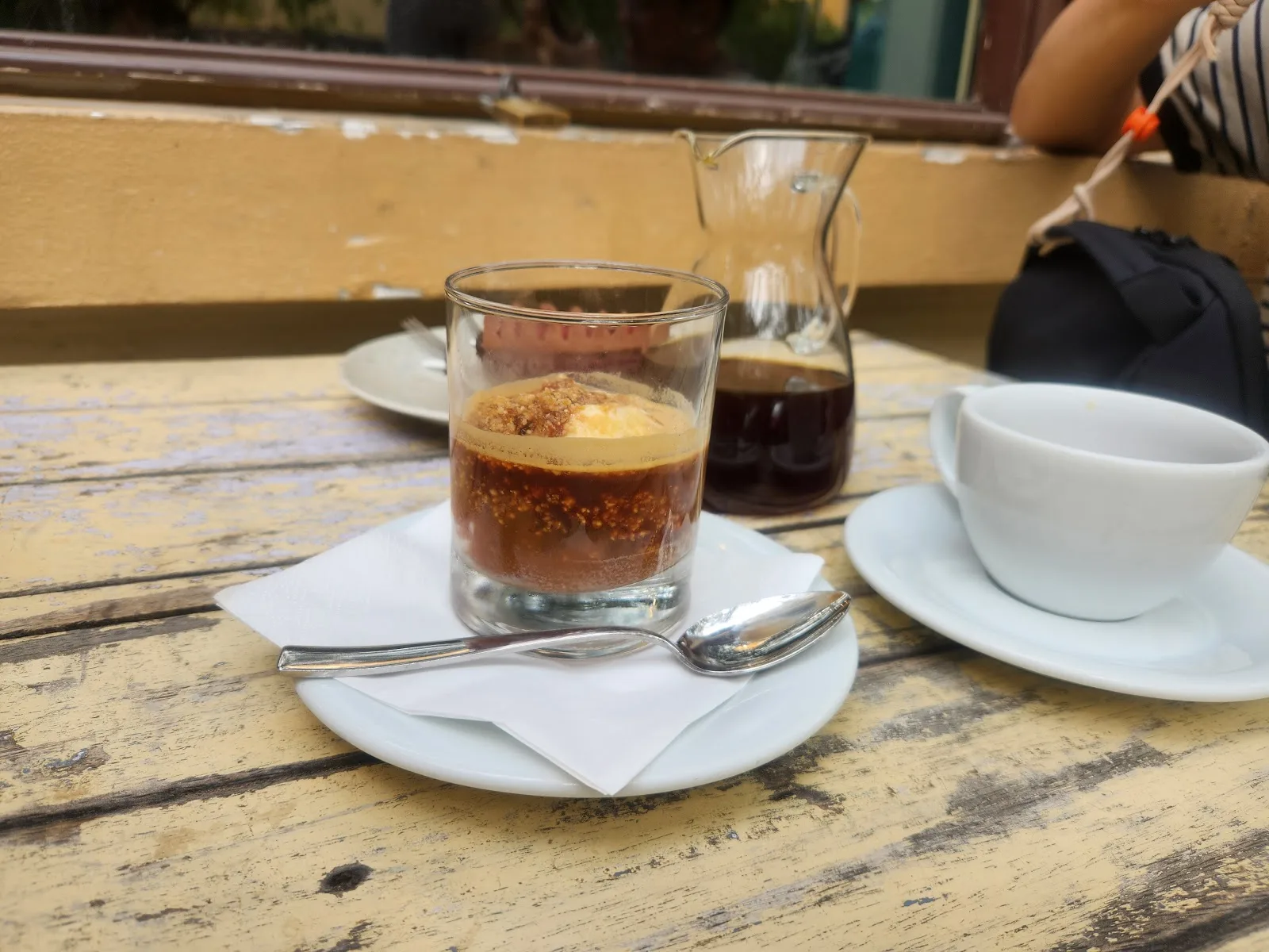 Osvěžující affogato s kávou a bílým šálkem.