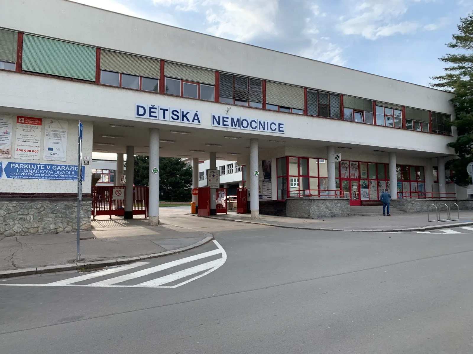 Hlavní brána Dětské nemocnice s nápisem a silnicí.