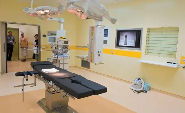 Sterilní operační sál s moderním lékařským vybavením.