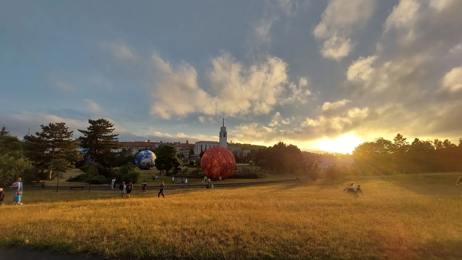 Západ slunce nad planetáriem a uměleckými koulemi.