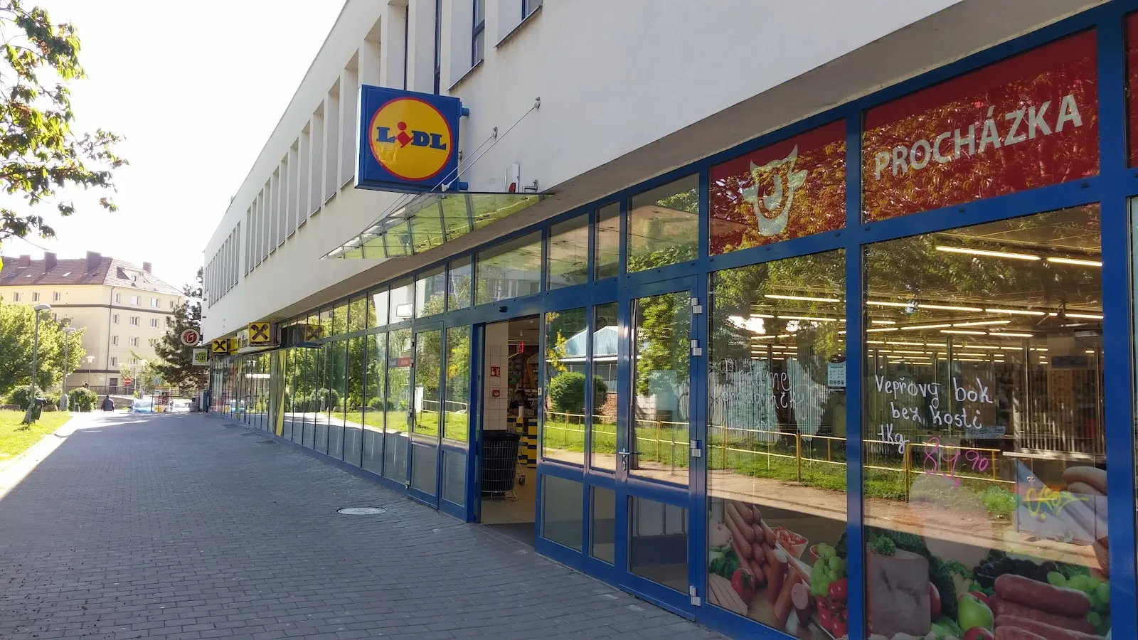 Vnější pohled na prodejnu Lidl s velkými okny.