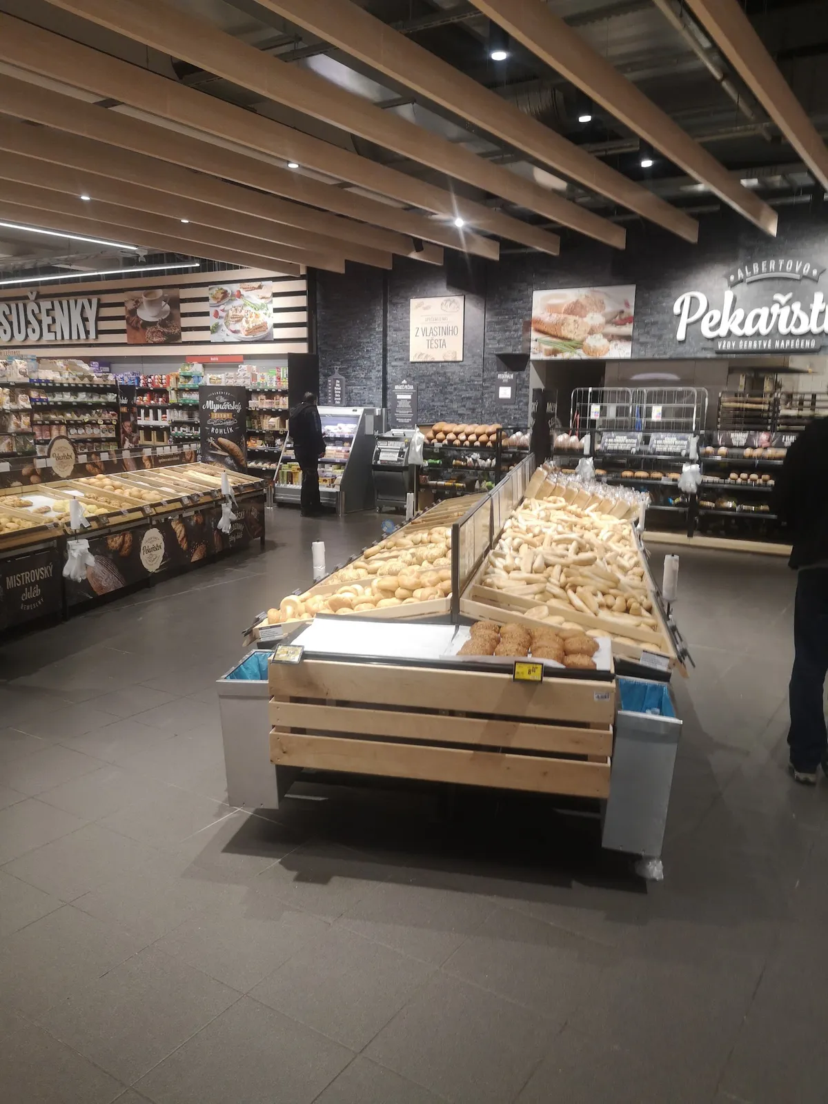 Čerstvé pečivo a chléb v pekařství Lidl.