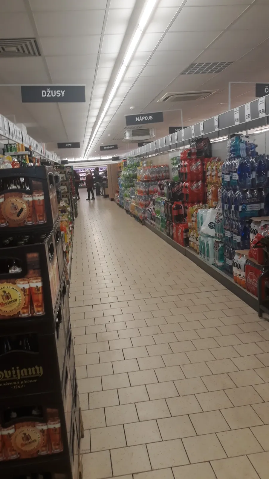 Ulička plná nápojů, džusů a pivních beden.