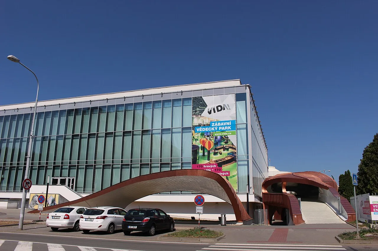 Moderní budova VIDA! science centra s velkými okny.