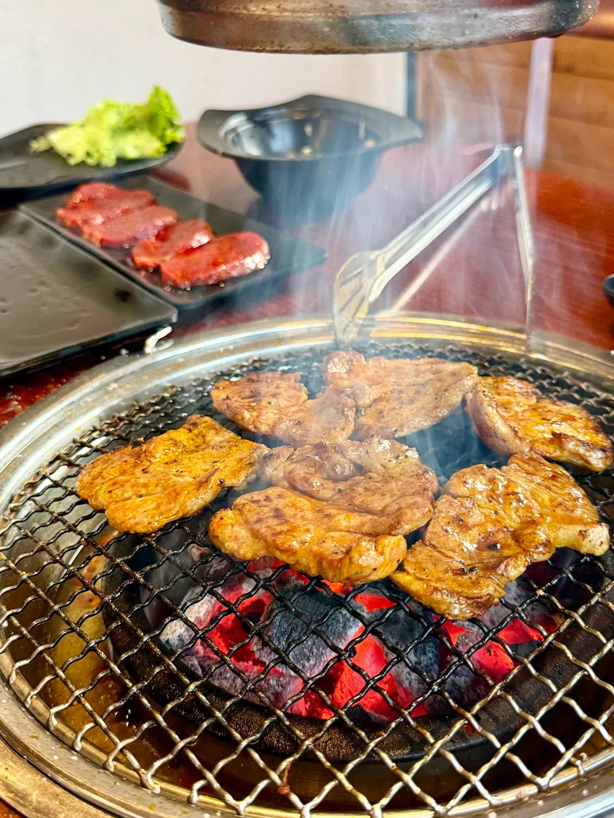 Saftigt kød sydende på varm kulgrill
