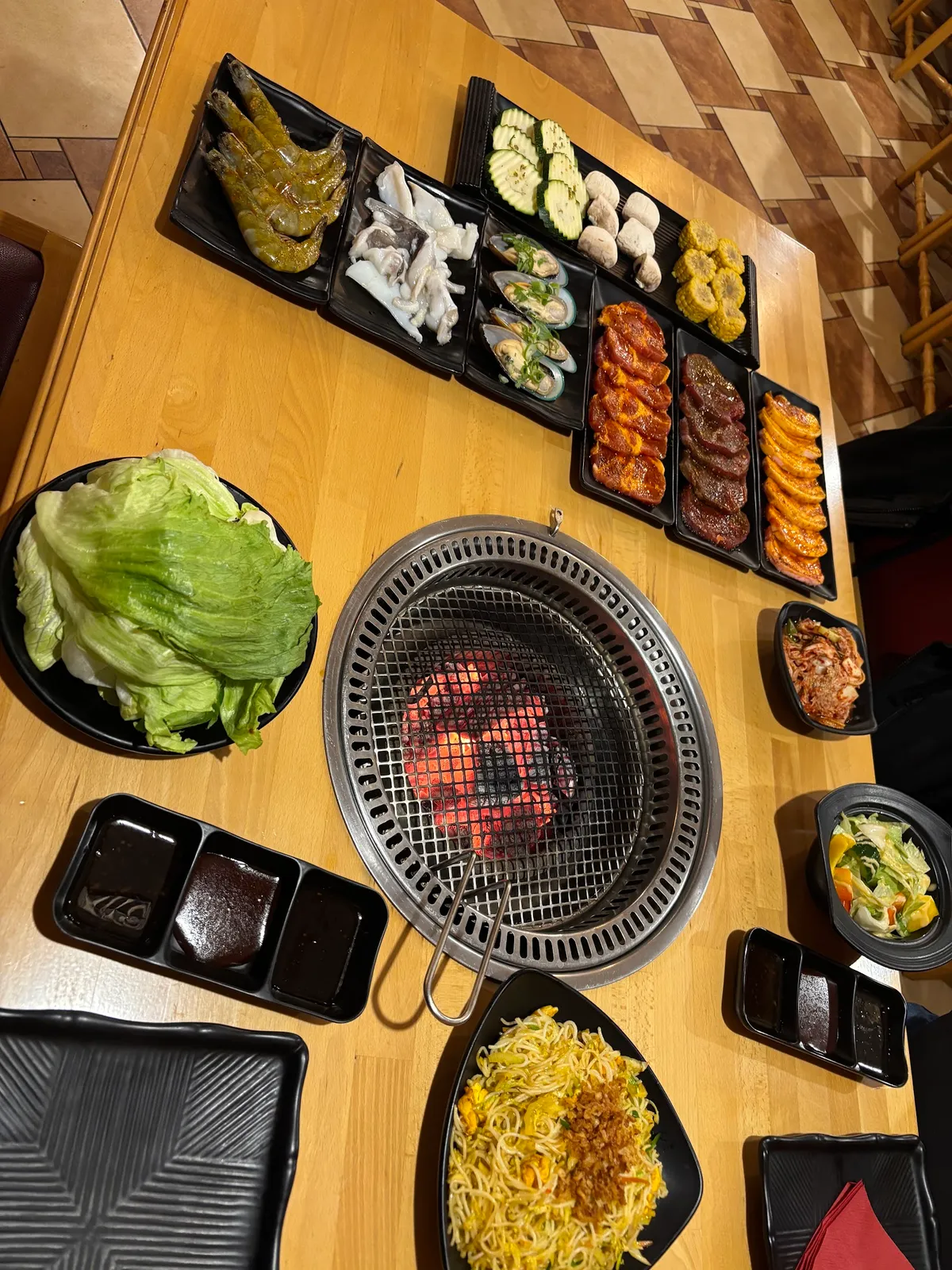 Festmåltid med koreansk BBQ: friske råvarer og varm grill.