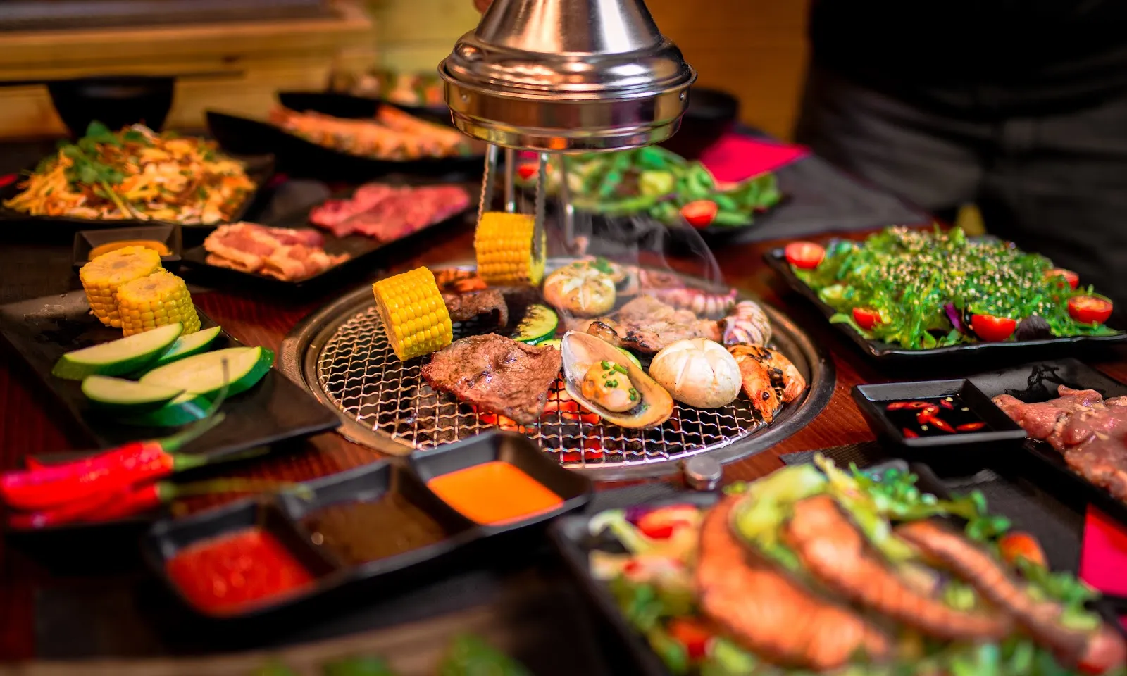 Friskgrillet kød, skaldyr og grøntsager på koreansk BBQ.