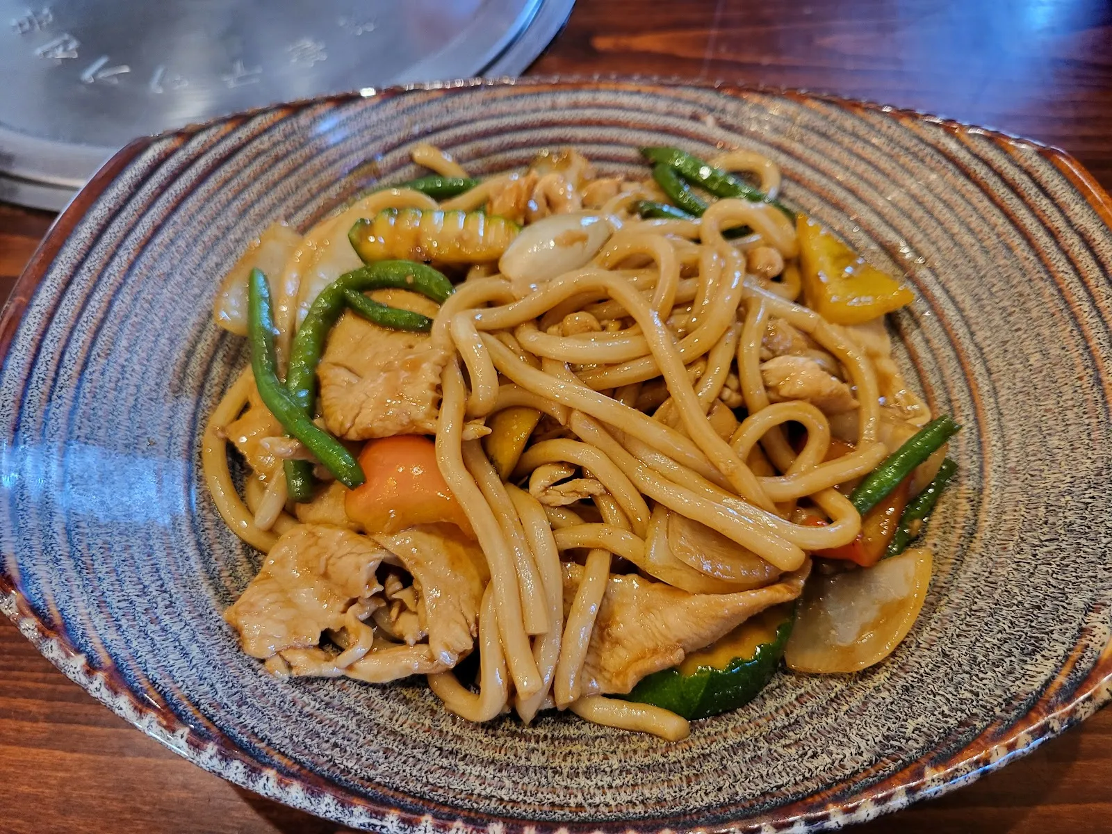 Smagfulde udon nudler med mørt kød og sprøde grøntsager