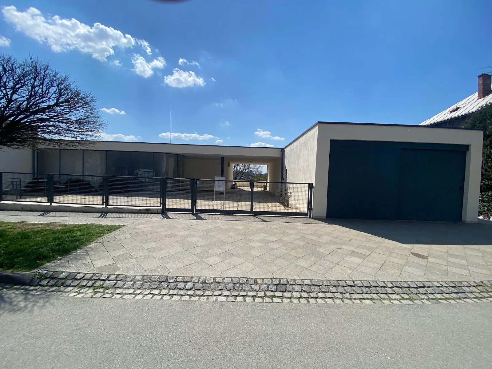 Moderní exteriér Vily Tugendhat s garáží