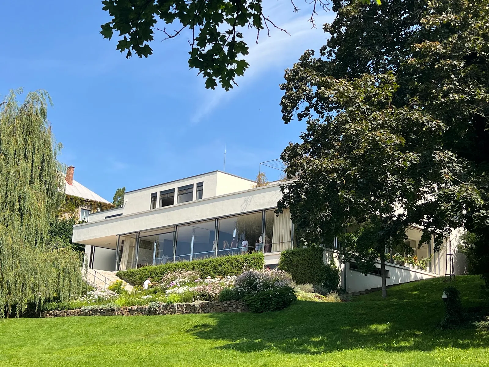 Elegantní vila Tugendhat s rozlehlou zahradou.