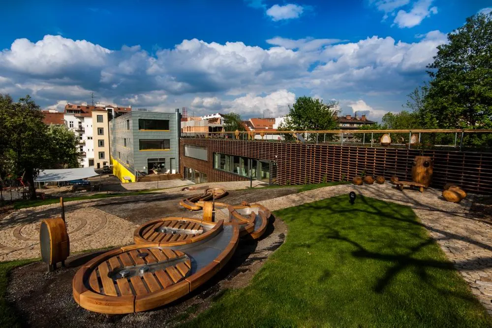 Otevřená zahrada s moderní architekturou a vodními prvky.