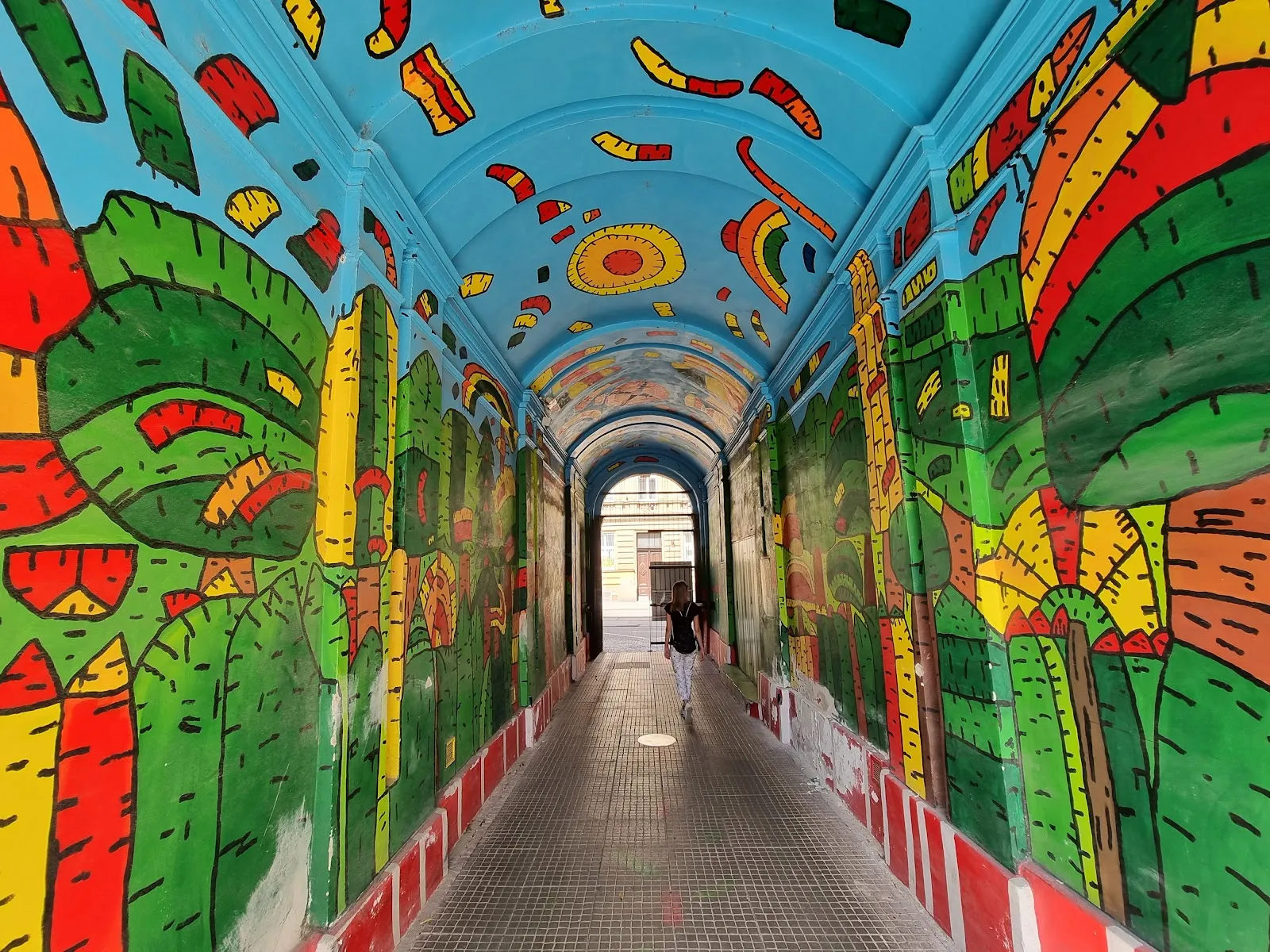 Hravý, barevný tunel s unikátní nástěnnou malbou.