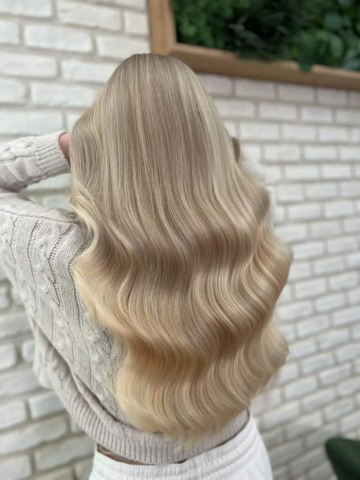 Nádherné blond vlasy s jemnými, splývavými vlnami.